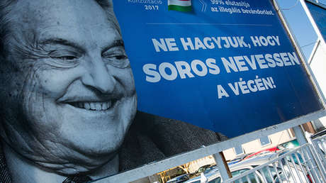 Un cartel colocado en una calle de Budapest en el marco de campaña contra George Soros. Hungría, 2017