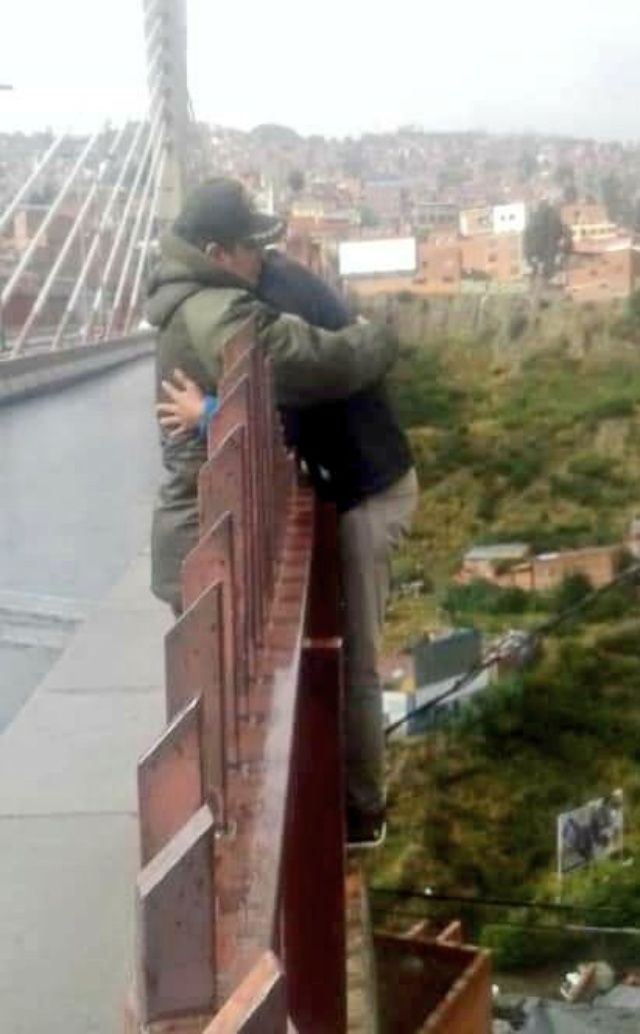 Resultado de imagen para policia evita suicidio en puente trillizo de La Paz