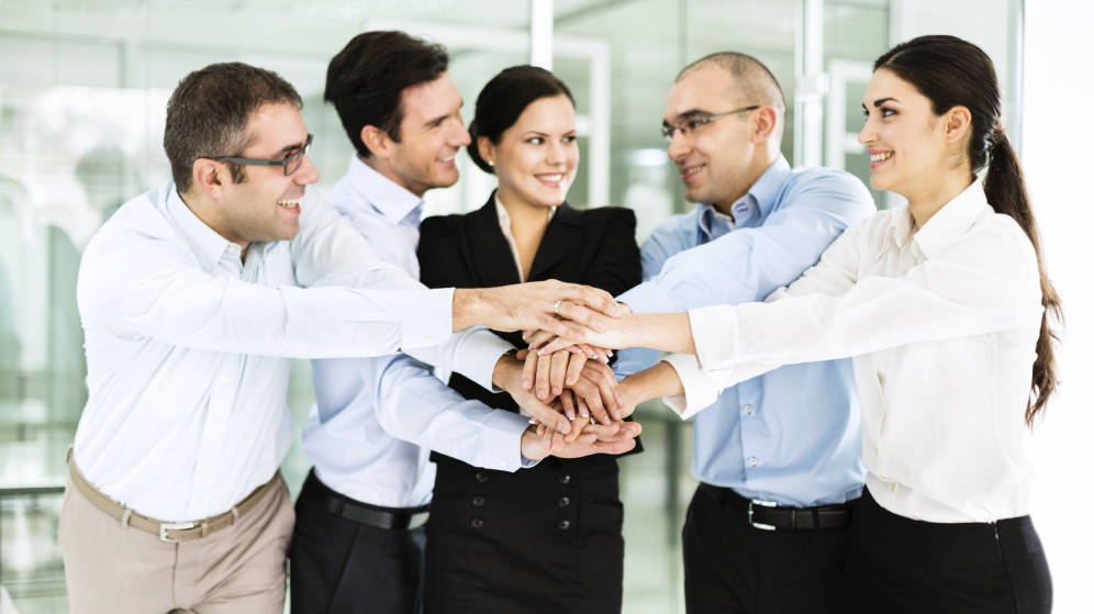 Foto: El contacto fÃ­sico es algo habitual entre compaÃ±eros de trabajo (Foto: iStock)