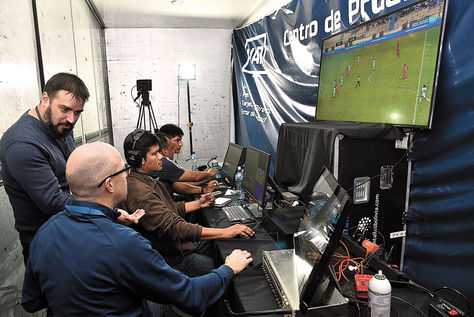 La prueba que realizó BAISA SRL en el partido del domingo entre Bolívar y Guabirá. Foto: Pedro Laguna-archivo 