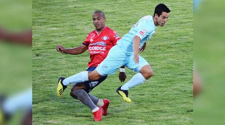 El jugador Thomaz Santos (der.) evade la marca de Serginho. | Carlos López