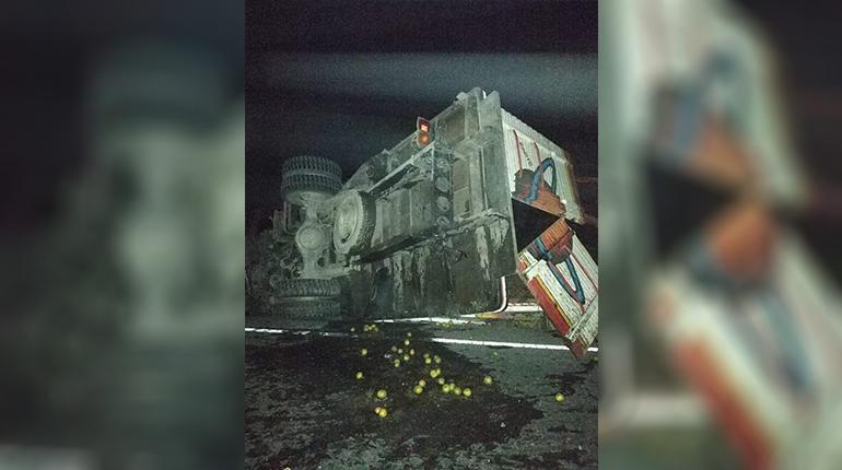 Camión tras el accidente en la carretera. | Julio Rojas