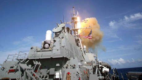 Lanzamiento de misil estándar (SM-3) desde el destructor de clase Arleigh Burke USS Decatur (DDG 73).