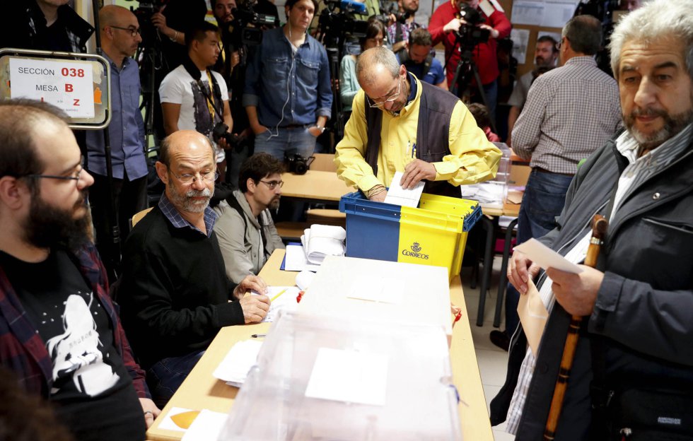 Un trabajador de Correos llega al colegio Pinar del Rey de Madrid durante la jornada electoral.