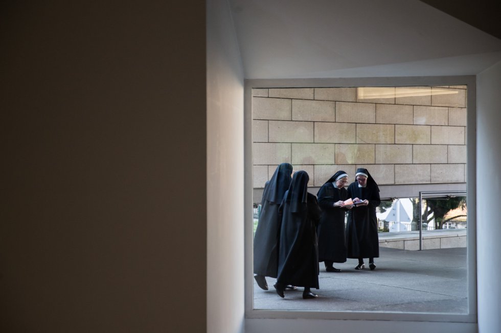 Una madre superiora reparte las papeletas entre distintas monjas de su congregación en un colegio de Santiago de Compostela.