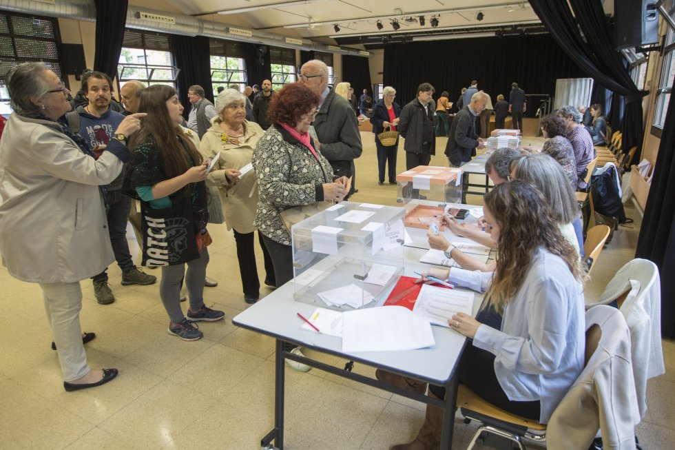 Cola de ciudadanos frente a una mesa electoral del colegio La Sedeta de Barcelona.rn