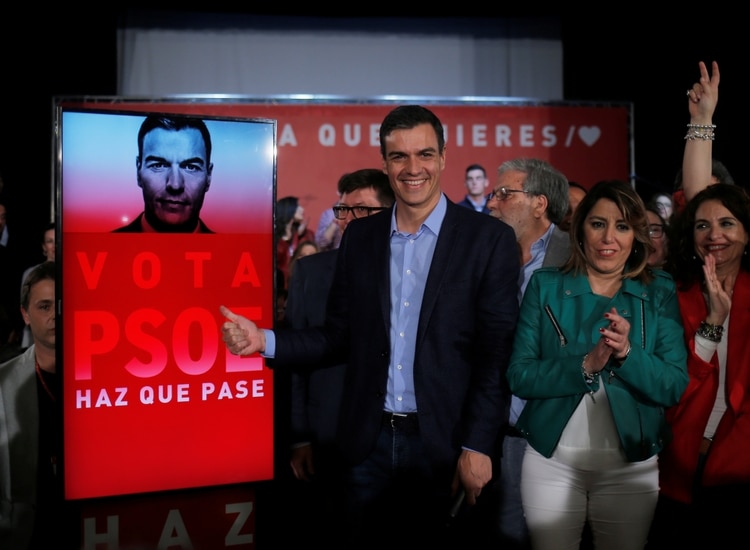 El líder del PSOE y actual primer ministro español Pedro Sánchez durante un encuentro con militantes (REUTERS/Jon Nazca)