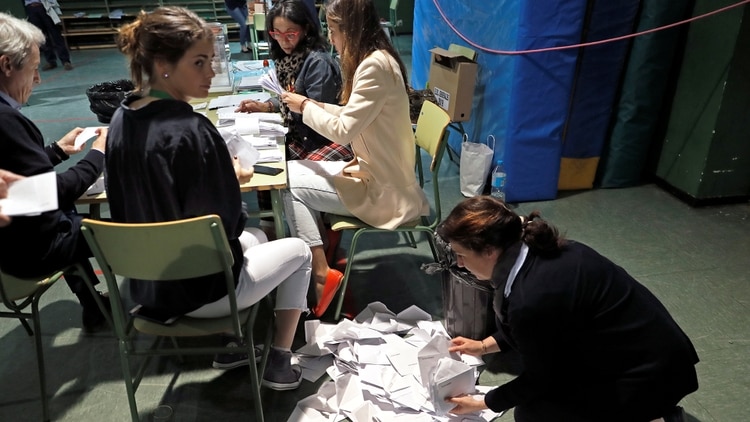 El momento del conteo de votos en una colegio electoral en Madrid (REUTERS/Rafael Marchante)