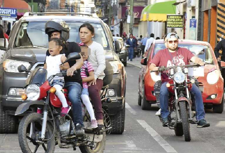 MOTOCICLISTAS Y ACOMPAÑANTES VAN SIN CASCOS. EN UNA MOTO (I) VIAJAN CUATRO PERSONAS. (DICO SOLÍS)
