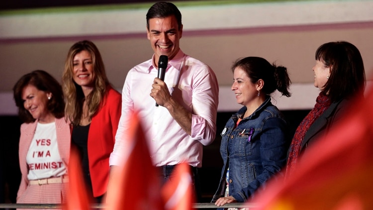 El presidente del Gobierno español y candidato por el PSOE Pedro Sánchez habla a sus seguidores en la sede de su partido tras conocer los resultados que lo dan como vencedor (Foto: AP/Andrea Comas)