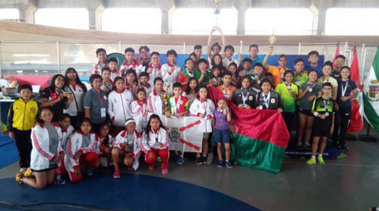 El plantel paceño, campeón del torneo. | LOS TIEMPOS