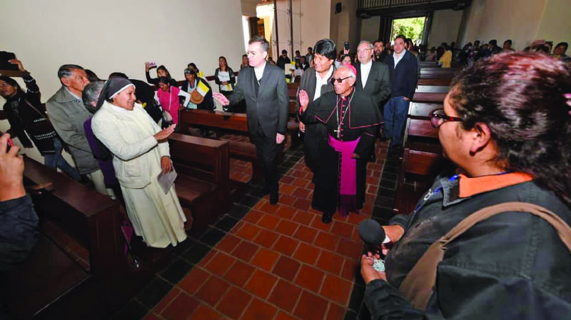 Morales comulga en misa y la oposición lo llama “hipócrita”