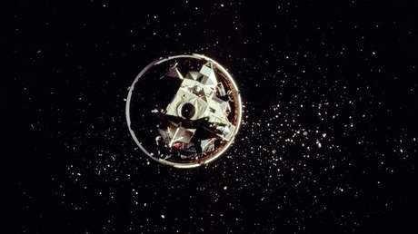 El modulo lunar Challenger rodeado de múltiples fragmentos dejados por el desacoplamiento del cohete portador Saturn S-IVB, el 5 de mayo de 2009