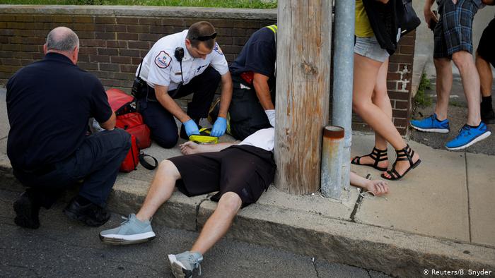 Un adicto colapsa en una calle de Boston, Estados Unidos