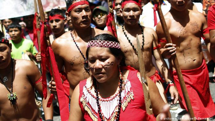 IndÃ­genas de la etnia PemÃ³n, habitantes de territorios reserva natural entre Venezuela y Brasil. 