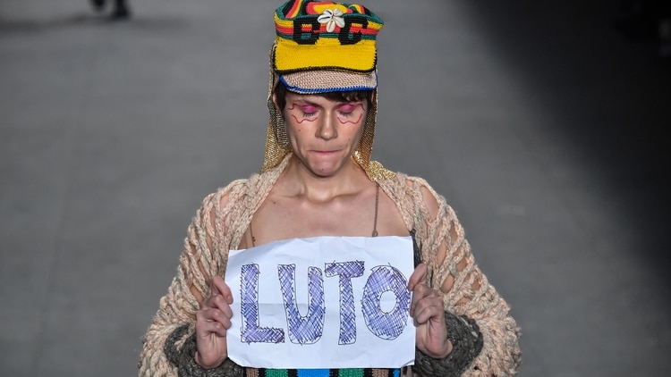Modelos rinden homenaje a Tales Cotta en la pasarela de la Semana de la Moda de San Pablo (AFP)