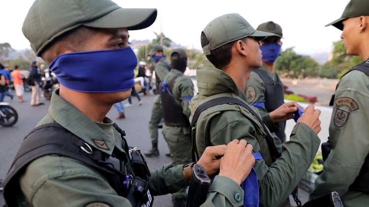 Las cintas azules que identifican a los militares que están con Guaidó (REUTERS/Manaure Quintero NO RESALES. NO ARCHIVES)