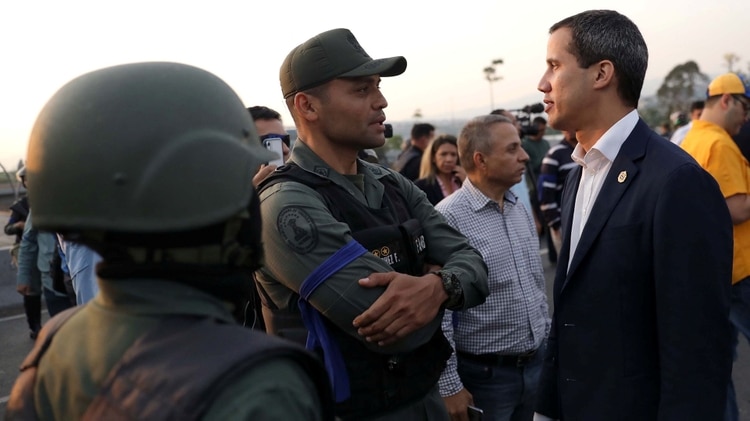 Guaido habla con militares en La Carlota (REUTERS/Manaure Quintero)
