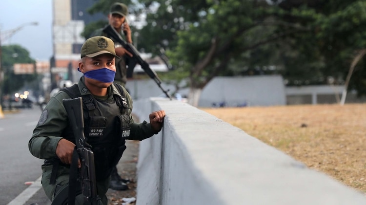 Un militar, con la nariz y la boca cubierta para disminuir el efecto del gas lacrimógeno (REUTERS/Manaure Quintero)