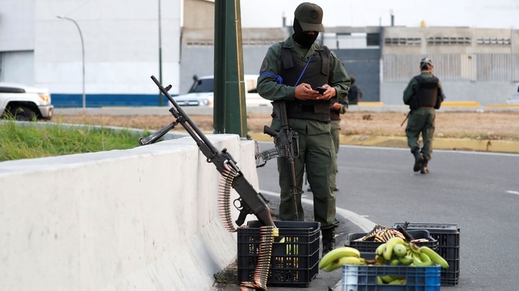 Soldados leales a Guaidó toman posiciones en torno a la base La Carlota (REUTERS/Carlos Garcia Rawlins)