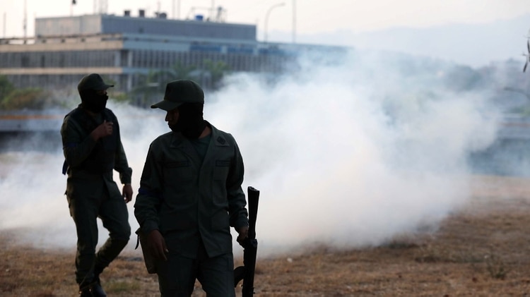 Gases lacrimógenos en los primeros choques entre fuerzas leales al régimen y a Guaidó (Reuters)