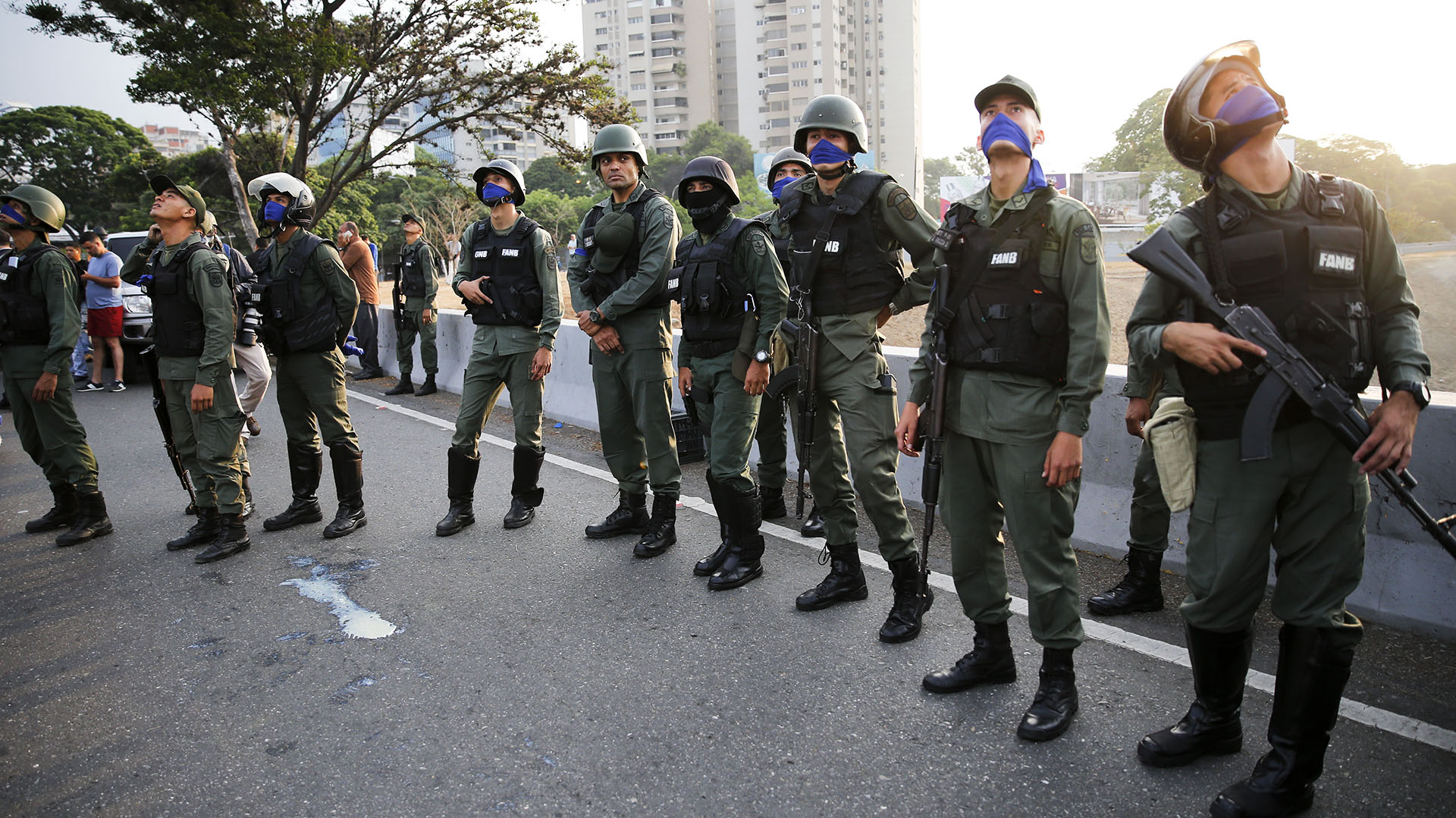 Soldados en las afueras de la base aérea de La Carlota en Caracas, Venezuela, el martes 30 de abril de 2019. (AP Photo/Ariana Cubillos)