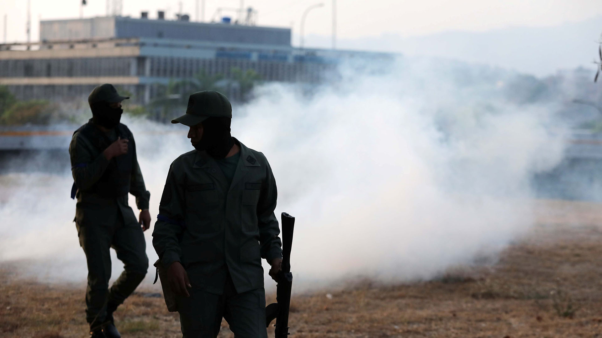 Los militates afines al chavismo lanzaron gases lacrimógenos (Reuters)