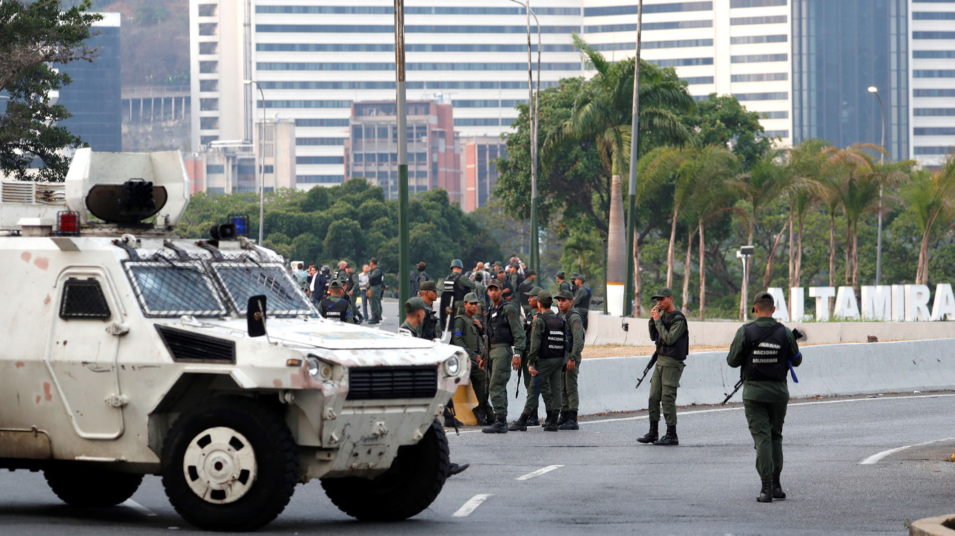 Militares hacen guardia cerca de la Base Aérea Generalísimo Francisco de Miranda “La Carlota”, en Caracas, Venezuela, el 30 de abril de 2019. REUTERS/Carlos Garcia Rawlins