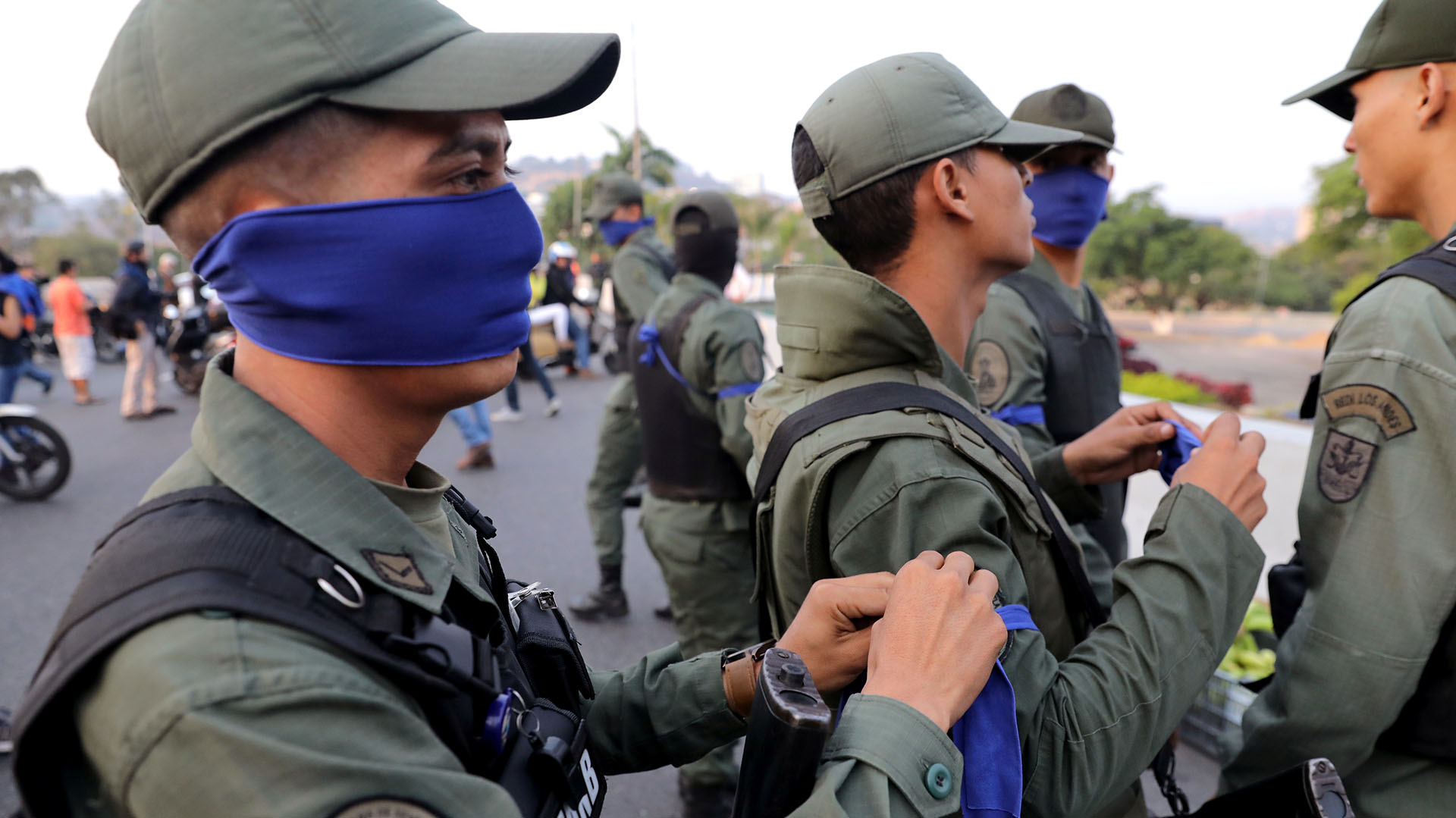 Militares con una cinta azul en el brazo cerca de la Base Aérea “La Carlota” en Caracas, Venezuela, el 30 de abril de 2019. REUTERS/Manaure Quintero