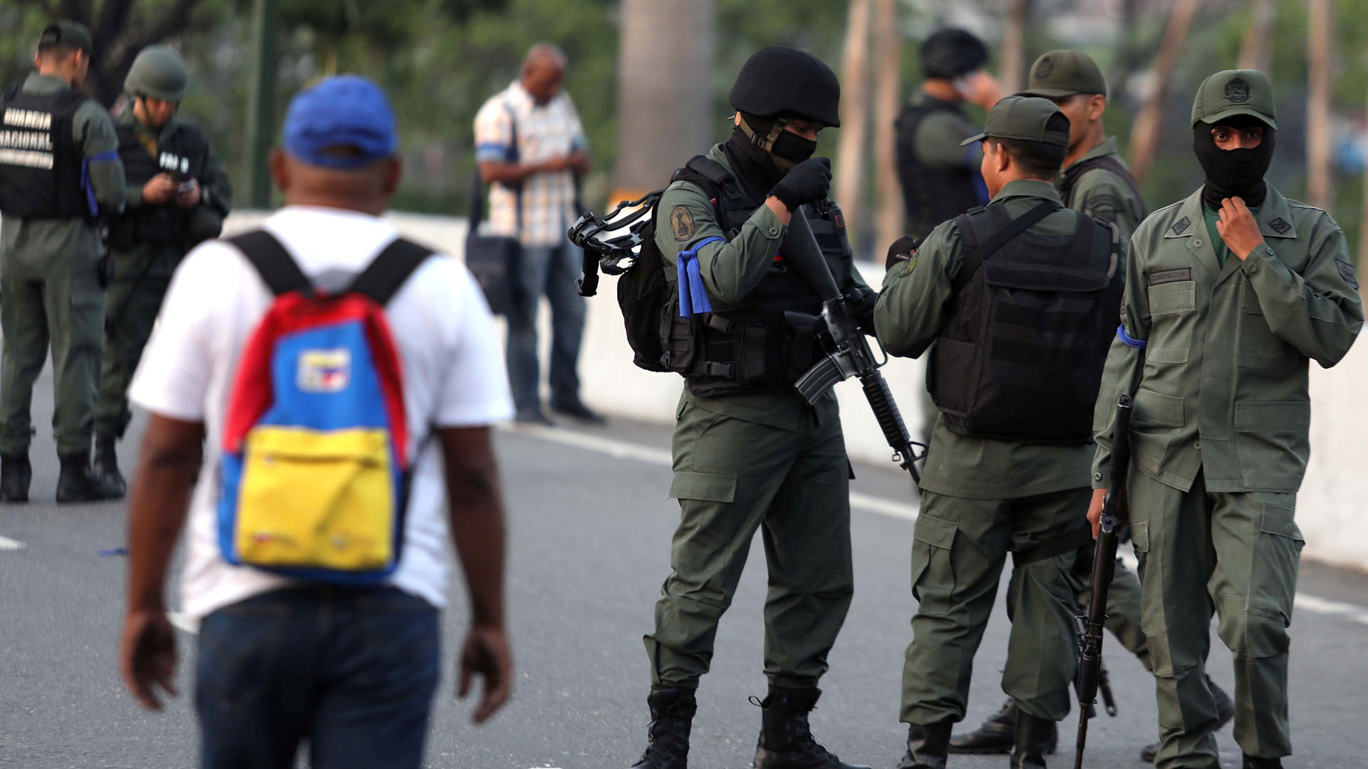 Soldados venezolanos apoyando a Juan Guaidó. REUTERS/Manaure Quintero