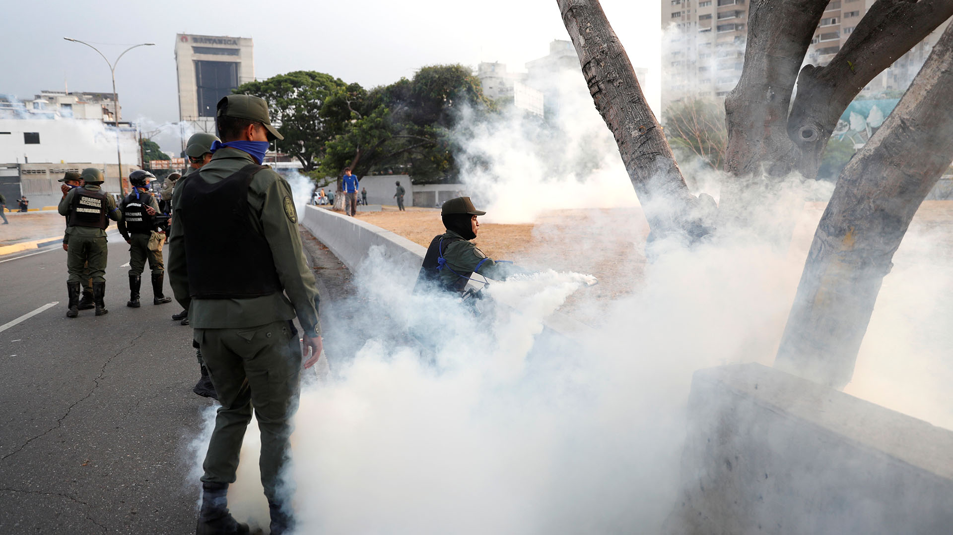 Gas lacrimógeno en la base aérea La Carlota. REUTERS/Carlos Garcia Rawlins