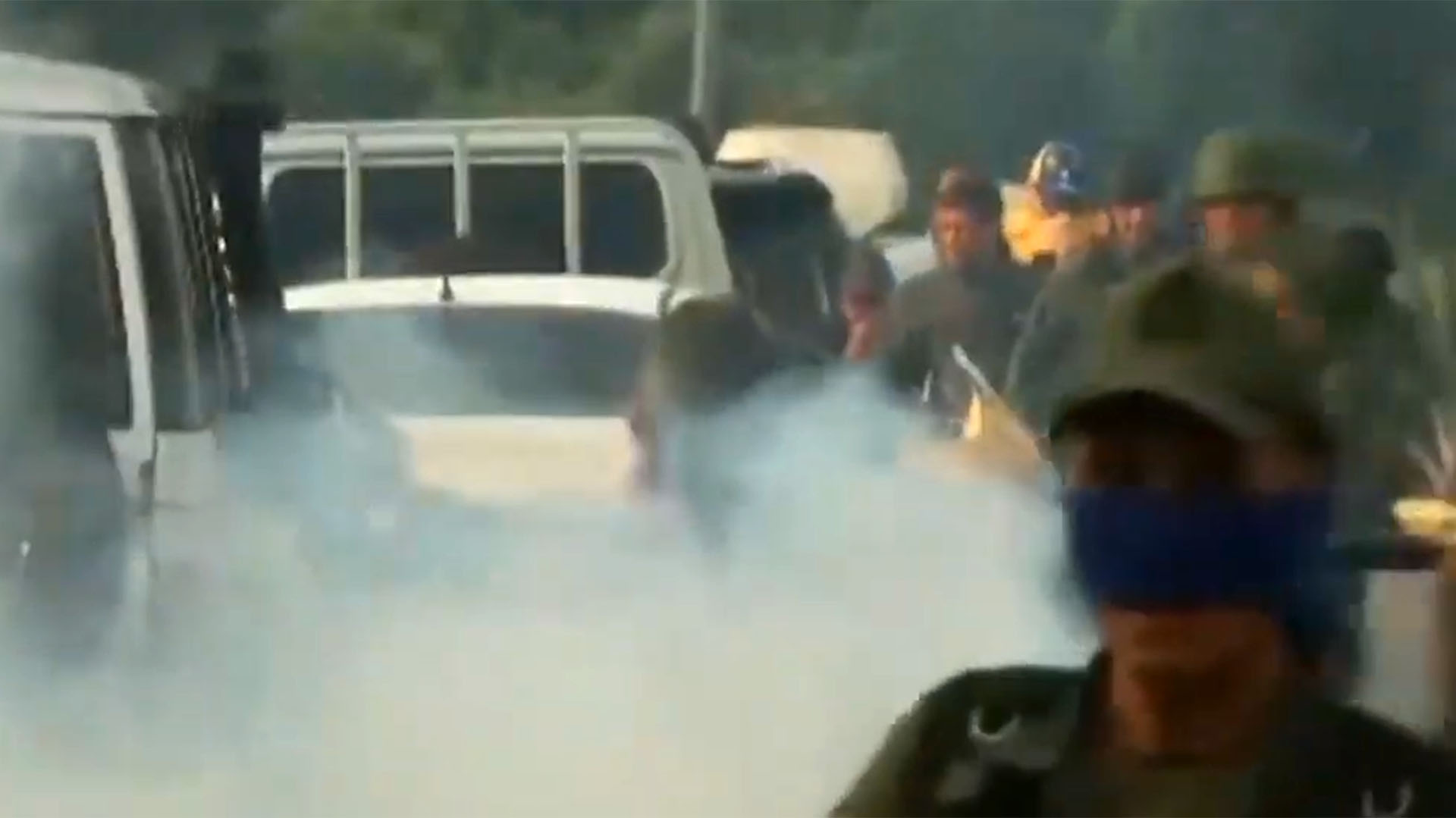 Los militates afines al chavismo lanzaron gases lacrimógenos