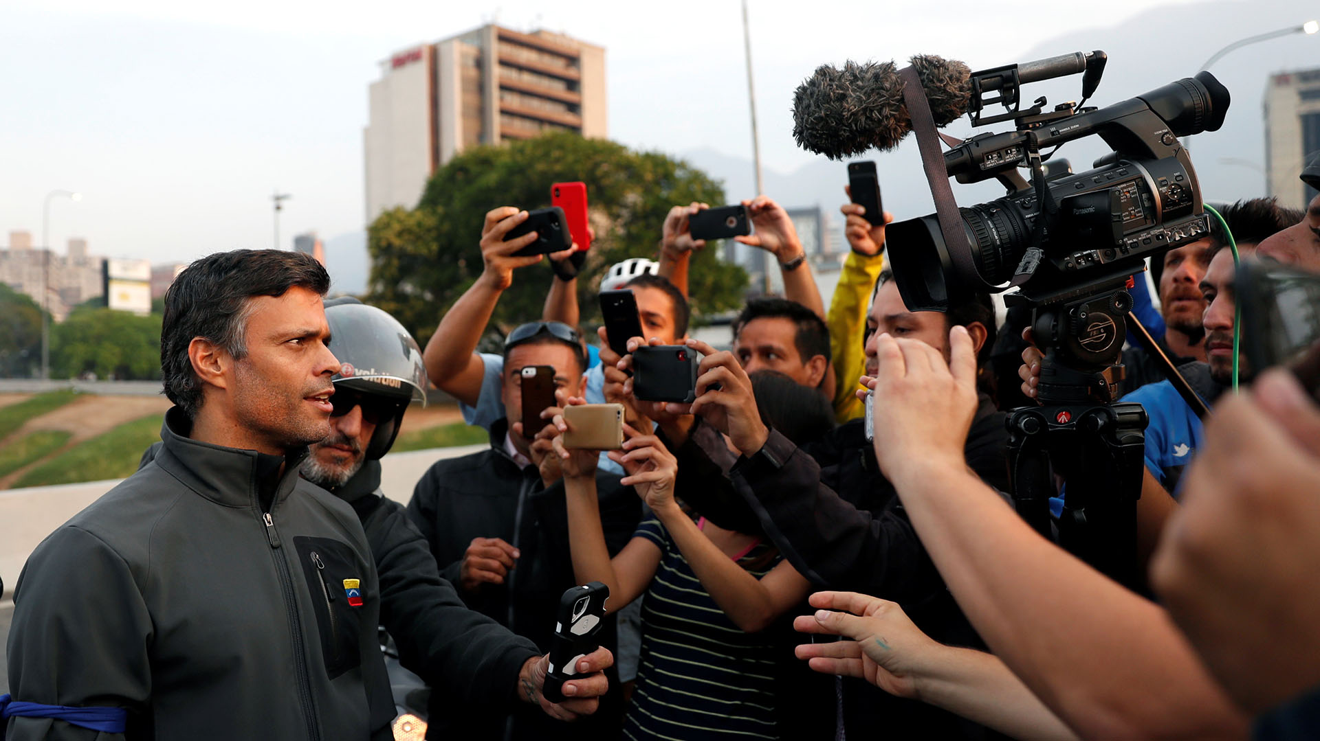 Leopoldo Lopez habla con la prensa en Caracas el 30 de abril de 2019. REUTERS/Carlos Garcia Rawlins