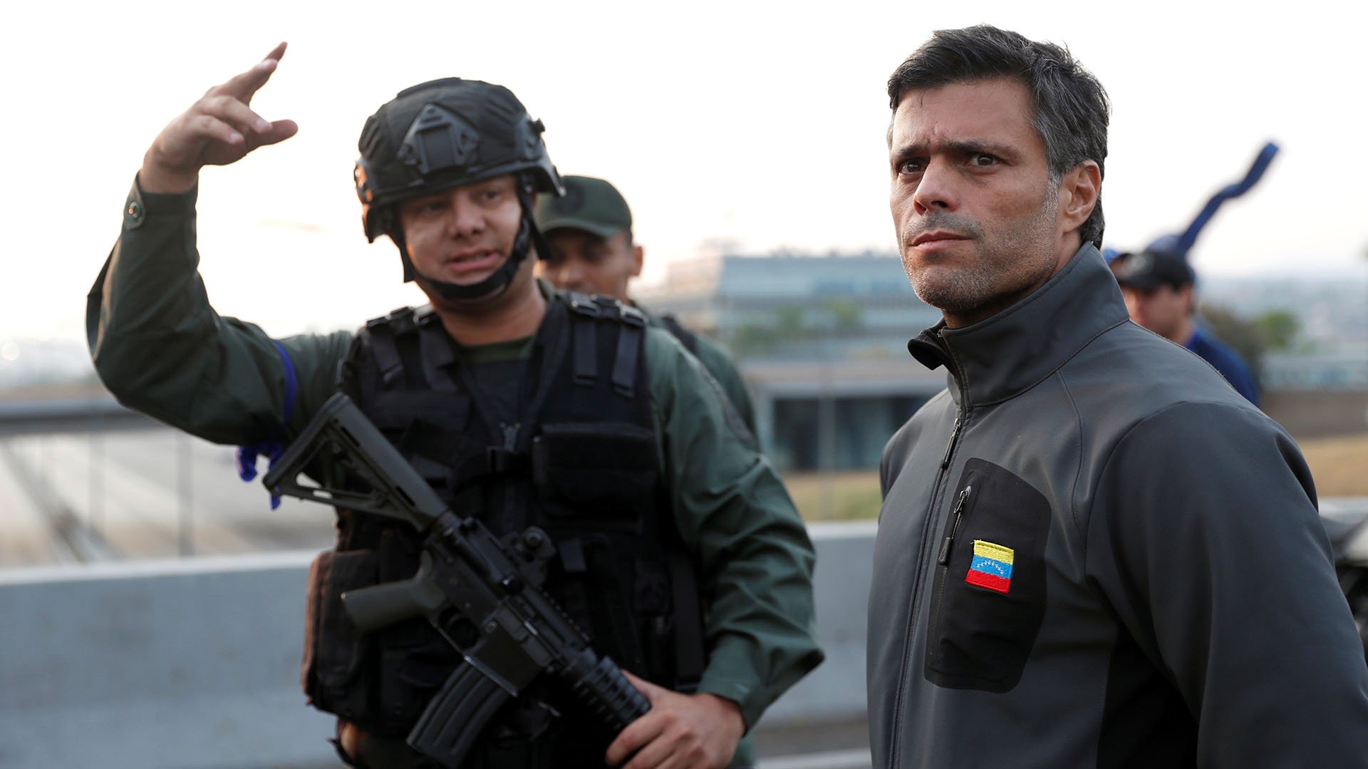 Leopoldo Lopez encabeza el levantamiento militar junto al presidente interino Juan Guaidó. REUTERS/Carlos Garcia Rawlins