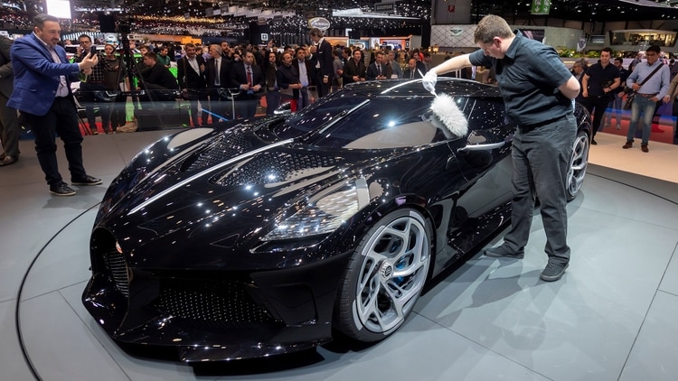 El Bugatti ‘La voiture Noire’ será entregado a su comprador en 2021 (EFE/Martial Trezzini)
