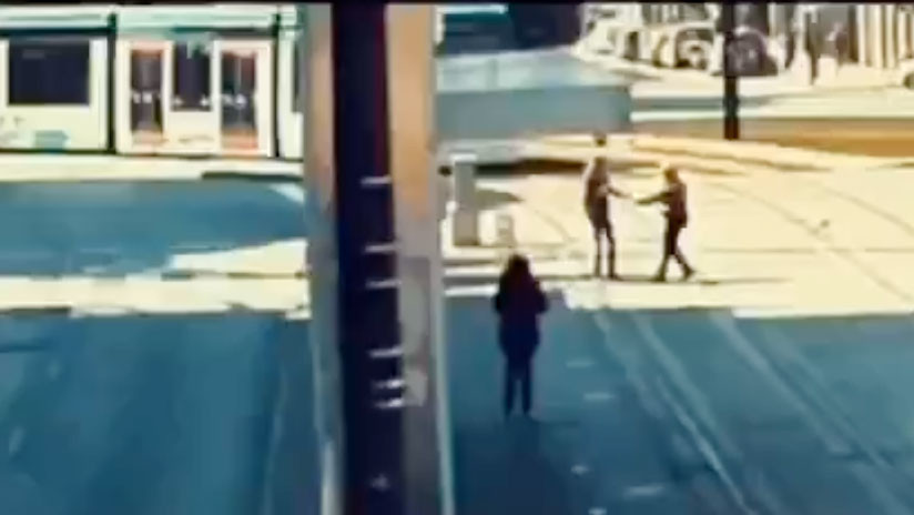VIDEO: Un policía español salva a una mujer ciega de ser atropellada por un tren