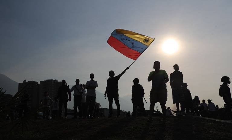 Simpatizantes del presidente de la Asamblea Nacional, Juan Guaidó, se manifiestan este martes, en Caracas. Guaidó se levantó junto a un grupo de militares contra el gobierno de Nicolás Maduro.