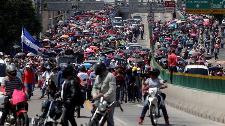 Miles de hondureños tomaron las calles desde el lunes (Foto: Reuters)