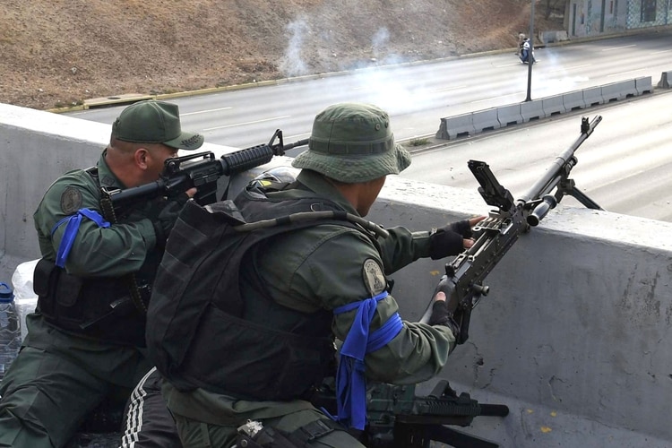 Los enfrentamientos dejaron decenas de heridos y detenidos (AFP)
