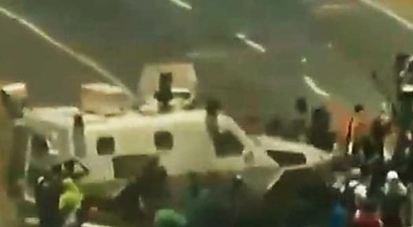 Video: Así atropelló una tanqueta a los manifestantes que apoyan a Guaidó Video: Así atropelló una tanqueta a los manifestantes que apoyan a Guaidó