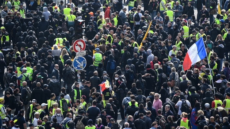 Los black blocks y los chalecos amarillos, la principal amenaza para el gobierno