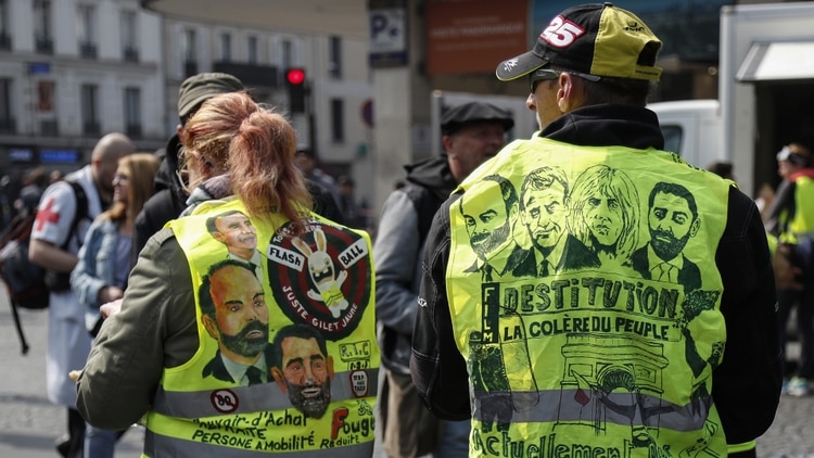 Los chalecos amarillos piden la destitución del presidente