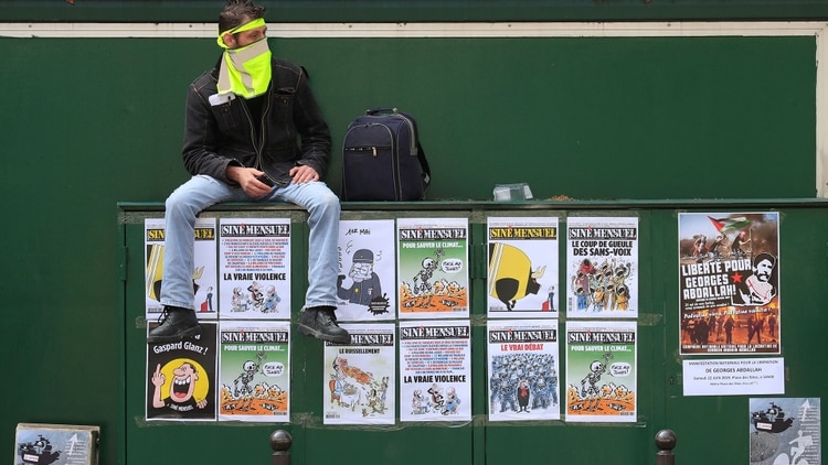 Un manifestante con un chaleco amarillo en la cara es visto antes del comienzo de la tradicional marcha sindical del Primero de Mayo (Reuters)