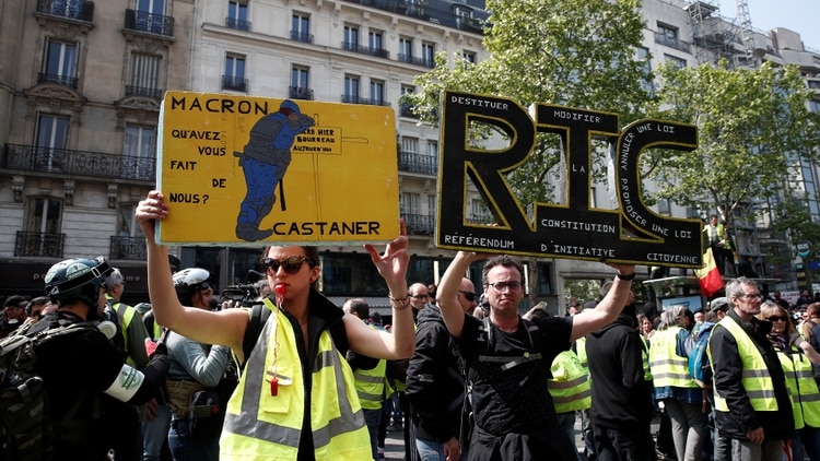 Los chalecos amarillos asisten a una manifestación durante el tradicional día del trabajo del Primero de Mayo en París, Francia, el 1 de mayo de 2019. La pancarta dice: “RIC (Referéndum Iniciado por los Ciudadanos)” (Reuters)