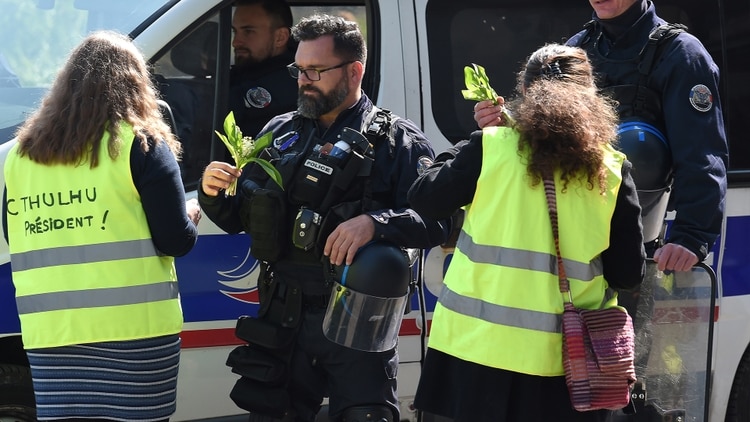 Un intercambio pacífico entre chalecos amarillos y policías