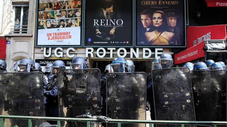 La policía antidisturbios francesa se para frente a una sala de cine en el distrito de Montparnasse (Reuters)