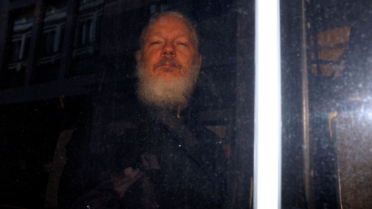 Julian Assange tras su arresto en la embajada de Ecuador en Londres (Reuters)