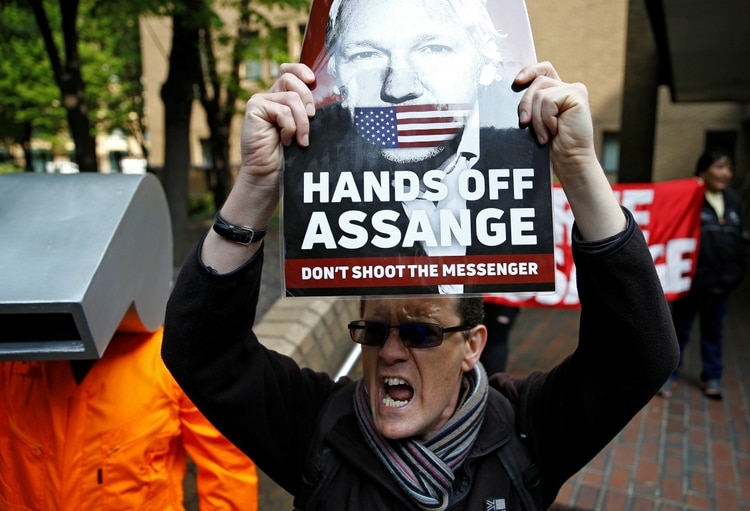 Personas protestas el juicio contra Assange en Londres (REUTERS/Henry Nicholls)
