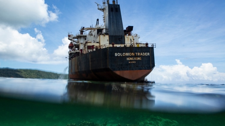 El Solomon Trader, con bandera de Hong Kong, que contiene un cargamento de bauxita extraída de la isla Rennell, encalló debido al tiempo violento en febrero y ha estado derramando petróleo desde esa fecha. (Crédito David Maurice Smith para The New York Times)
