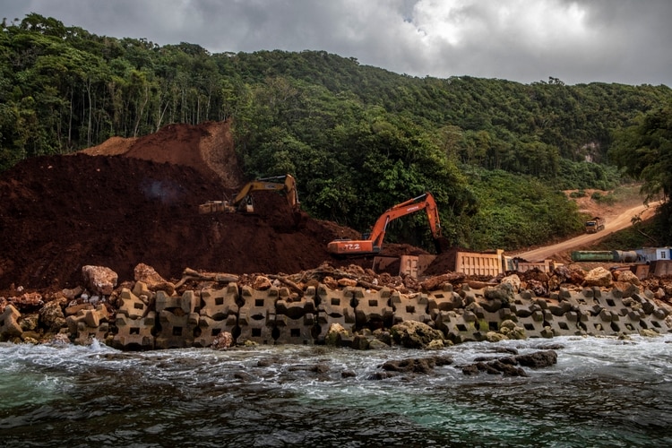 La extracción de bauxita en Rennell, realizada por una compañía indonesia llamada Bintan Mining, ha desfigurado el terreno. (David Maurice Smith/The New York Times)